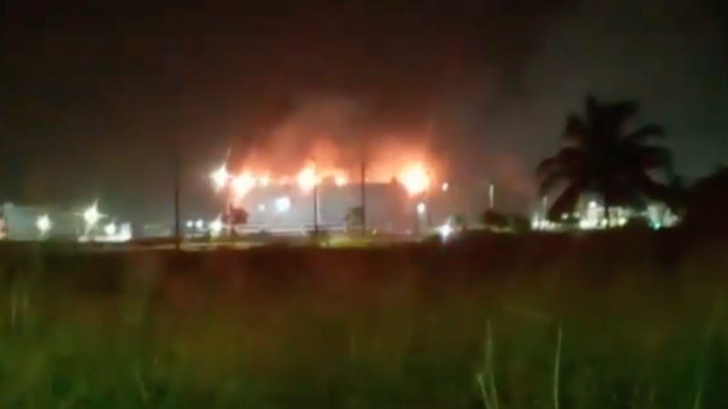 Pemex controla incendio en tanque de almacenamiento de la refinería Dos Bocas